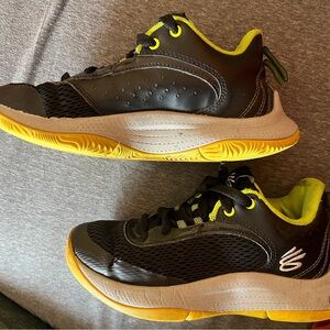 Under Armour Unisex-Child Grade School Curry  shoes size 4.5 Y…. $12.00